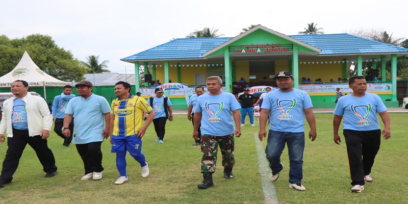 Bupati Touna  Ilham Lawidu dukung Turnamen Sepak Bola Piala Aliansi Eksklusif Berani Sulteng 2025, berlangsung di lapangan Stamina Kelurahan Ampana, mulai 22 Juni hingga 13 Juli 2025.

