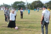 Wabup  Tojo Una-una,Hj. Surya melakukan  tendangan pertama pada pembukaan Turnamen sepak bola Piala Kemerdekaan Season 3 di lapangan Desa Bonevo mewakili Bupati Ilham Lawidu, Rabu sore,( 2 Juli 2025