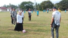 Wabup  Tojo Una-una,Hj. Surya melakukan  tendangan pertama pada pembukaan Turnamen sepak bola Piala Kemerdekaan Season 3 di lapangan Desa Bonevo mewakili Bupati Ilham Lawidu, Rabu sore,( 2 Juli 2025