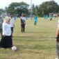 Wabup  Tojo Una-una,Hj. Surya melakukan  tendangan pertama pada pembukaan Turnamen sepak bola Piala Kemerdekaan Season 3 di lapangan Desa Bonevo mewakili Bupati Ilham Lawidu, Rabu sore,( 2 Juli 2025