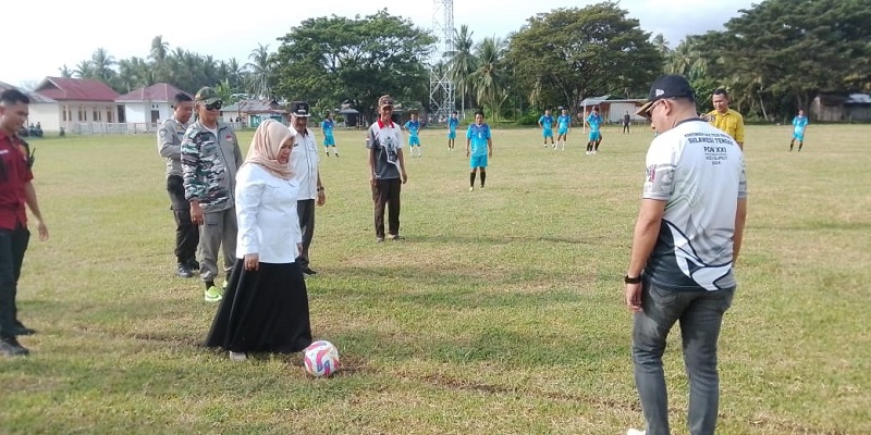 Wabup  Tojo Una-una,Hj. Surya melakukan  tendangan pertama pada pembukaan Turnamen sepak bola Piala Kemerdekaan Season 3 di lapangan Desa Bonevo mewakili Bupati Ilham Lawidu, Rabu sore,( 2 Juli 2025