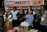 Bupati Poso dr. Verna Gladies Merry Inkiriwang bersama Dandim 1307/Poso Letkol Arm. Edy Yulian Budiargo, S.Sos., M.Han, di Posko Penanggulangan Bencana Desa Tindoli.