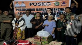 Bupati Poso dr. Verna Gladies Merry Inkiriwang bersama Dandim 1307/Poso Letkol Arm. Edy Yulian Budiargo, S.Sos., M.Han, di Posko Penanggulangan Bencana Desa Tindoli.