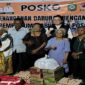 Bupati Poso dr. Verna Gladies Merry Inkiriwang bersama Dandim 1307/Poso Letkol Arm. Edy Yulian Budiargo, S.Sos., M.Han, di Posko Penanggulangan Bencana Desa Tindoli.