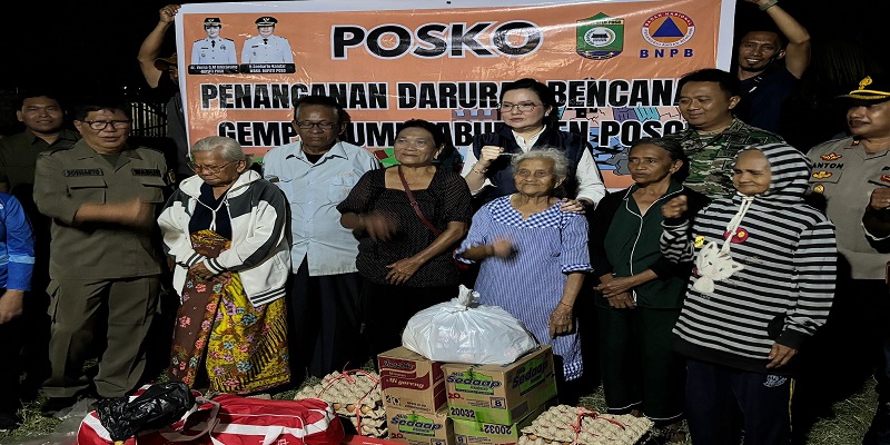 Bupati Poso dr. Verna Gladies Merry Inkiriwang bersama Dandim 1307/Poso Letkol Arm. Edy Yulian Budiargo, S.Sos., M.Han, di Posko Penanggulangan Bencana Desa Tindoli.