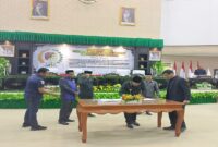 Bupati Ilham Lawidu saat melakukan penandatanganan persetujuan bersama atas Ranperda pertangungjawaban APBD tahun anggaran 2024 bersama tiga pimpinan DPRD Tojo Una-Una, Rabu ( 23/7/ 25).