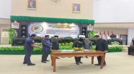 Bupati Ilham Lawidu saat melakukan penandatanganan persetujuan bersama atas Ranperda pertangungjawaban APBD tahun anggaran 2024 bersama tiga pimpinan DPRD Tojo Una-Una, Rabu ( 23/7/ 25).
