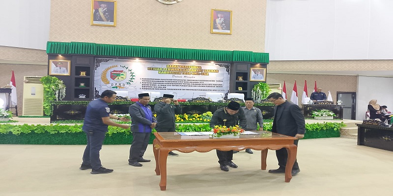 Bupati Ilham Lawidu saat melakukan penandatanganan persetujuan bersama atas Ranperda pertangungjawaban APBD tahun anggaran 2024 bersama tiga pimpinan DPRD Tojo Una-Una, Rabu ( 23/7/ 25).