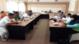 Wabup Tojo Una-Una, Hj. Surya, S.Sos., M.Si.,memimpin rapat koordinasi darurat percepatan realisasi Dana Alokasi Khusus (DAK) 2025  yang digelar Jumat (4/7) di Sekretariat Daerah.