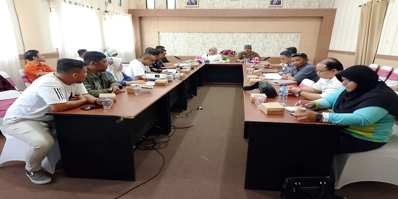 Wabup Tojo Una-Una, Hj. Surya, S.Sos., M.Si.,memimpin rapat koordinasi darurat percepatan realisasi Dana Alokasi Khusus (DAK) 2025  yang digelar Jumat (4/7) di Sekretariat Daerah.