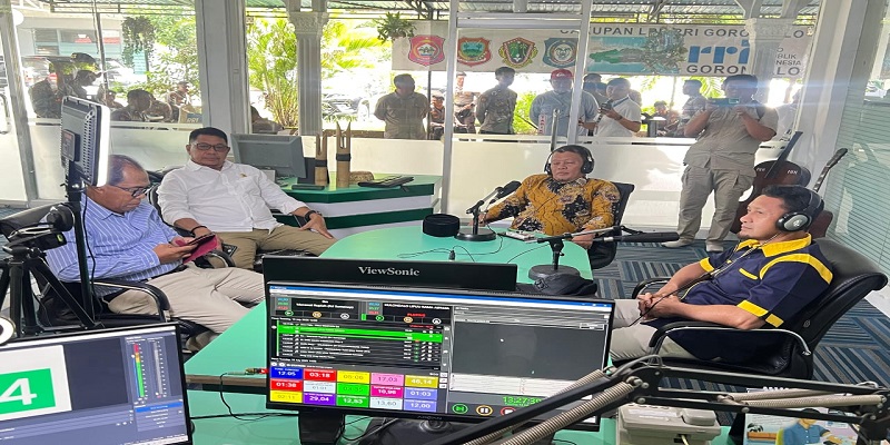 Bupati Tojo Una-Una Ilham Lawidu bersama unsur pimpinan DPRD Gusnar A..Suleman, Rizal C.Panjili dan Jafar M.Amin dalam Dialog “Satu Hati Dua Budaya”di Pro4 Gorontalo, Selasa 15 Juli 2025