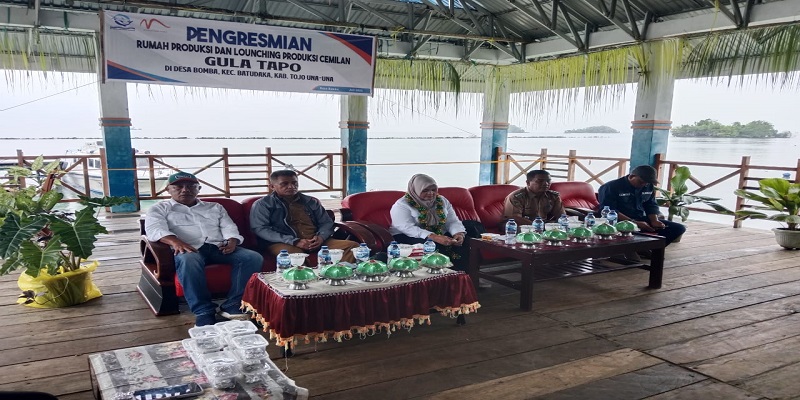 – Wabub Touna Hj. Surya, S.Sos.,M.Si., meresmikan Rumah Produksi dan meluncurkan cemilan Gula Tapo Togean di Desa Bomba, Kecamatan Batudaka, Selasa (15/7/2025).