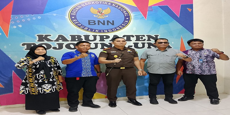 Kajari Tojo Una-Una yang baru, Dr. Risky Fachrurrozi, melakukan kunjungan silaturahmi ke Kantor Badan Narkotika Nasional Kabupaten (BNNK) Tojo Una-Una pada Selasa (29/7/2025) pukul 11.00 WITA.