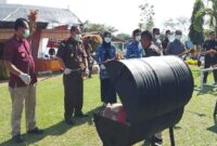 Kajari Tojo Una, Pilipus Siahaan,S.H.M.H, saat memusnahkan barang bukti dari 28 kasus pidana, Kamis 17 Juli 2025.