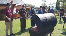 Kajari Tojo Una, Pilipus Siahaan,S.H.M.H, saat memusnahkan barang bukti dari 28 kasus pidana, Kamis 17 Juli 2025. 