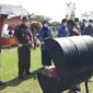 Kajari Tojo Una, Pilipus Siahaan,S.H.M.H, saat memusnahkan barang bukti dari 28 kasus pidana, Kamis 17 Juli 2025. 