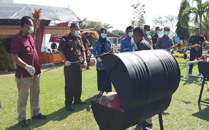 Kajari Tojo Una, Pilipus Siahaan,S.H.M.H, saat memusnahkan barang bukti dari 28 kasus pidana, Kamis 17 Juli 2025. 