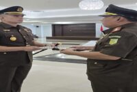 Kajari Tojo Una-Una, Pilipus Siahaan,saat melaksanakan serah terimah jabatan bersama Bapak Dr. Rizky Fachrurrozi, di Kantor Kejati Sulteng pada Selasa 22 Juli 2025.