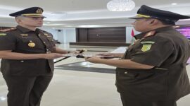 Kajari Tojo Una-Una, Pilipus Siahaan,saat melaksanakan serah terimah jabatan bersama Bapak Dr. Rizky Fachrurrozi, di Kantor Kejati Sulteng pada Selasa 22 Juli 2025.