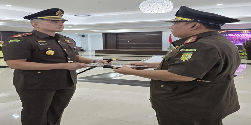 Kajari Tojo Una-Una, Pilipus Siahaan,saat melaksanakan serah terimah jabatan bersama Bapak Dr. Rizky Fachrurrozi, di Kantor Kejati Sulteng pada Selasa 22 Juli 2025.