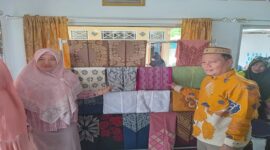 Kunjungan Ny. Hajar Lawidu dan Ketua DPRD Tojo Una-Una, Gusnar A.Suleman ke UMKM desa Mongalato, Kecamatan Telaga, Kabupaten Gorontalo, (16/7/25).