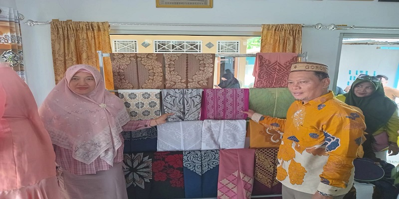 Kunjungan Ny. Hajar Lawidu dan Ketua DPRD Tojo Una-Una, Gusnar A.Suleman ke UMKM desa Mongalato, Kecamatan Telaga, Kabupaten Gorontalo, (16/7/25).