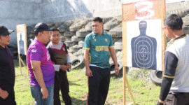 Kapolres Tojo Una-una AKBP Ridwan J.M. Hutagaol, S.I.K, SH, bersama Kajari Pilipus Siahaan,SH.MH, saat melihat hasil sasaran tembak di Lapangan Tembak Wicaksana Legawa Polres Tojo Una-Una pada Sabtu, 28 Juni 2025.