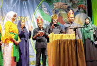Wakil Bupati Tojo Una-una, Hj.Surya, S.Sos.M.Si.,didampingi Camat Ampana Kota, Mohamad Awali pada Sabtu malam (28 Juni 2025)