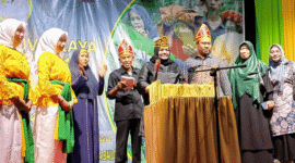 Wakil Bupati Tojo Una-una, Hj.Surya, S.Sos.M.Si.,didampingi Camat Ampana Kota, Mohamad Awali pada Sabtu malam (28 Juni 2025)