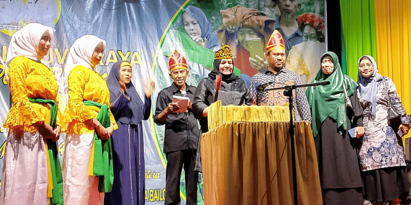 Wakil Bupati Tojo Una-una, Hj.Surya, S.Sos.M.Si.,didampingi Camat Ampana Kota, Mohamad Awali pada Sabtu malam (28 Juni 2025)