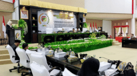Sekretaris Fraksi Amanat Perjuangan DPRD Tojo Una-una, Sumiyati, S.Pd., saat menyampaikan pandangan Pertangungjawaban Pelaksanaan APBD Tahun 2024 pada sidang Paripurna DPRD Touna, Senin (30/6)
