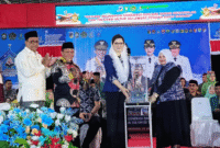 Wakil Bupati Tojo Una-Una Hj.Surya, S.Sos,M.SI saat menerima Piala Bergilir STQH ke XXVIII Tingkat Provinsi Sulawesi Tengah yang diserahkan oleh Bupati Poso
dr. Verna Gladies Merry Inkiriwang mewakili Gubernur Sulteng,Jumat malam, 27 Juni 2025.