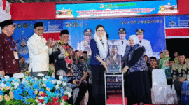 Wakil Bupati Tojo Una-Una Hj.Surya, S.Sos,M.SI saat menerima Piala Bergilir STQH ke XXVIII Tingkat Provinsi Sulawesi Tengah yang diserahkan oleh Bupati Poso
dr. Verna Gladies Merry Inkiriwang mewakili Gubernur Sulteng,Jumat malam, 27 Juni 2025.