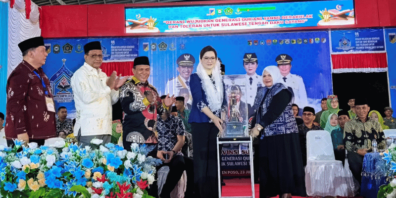Wakil Bupati Tojo Una-Una Hj.Surya, S.Sos,M.SI saat menerima Piala Bergilir STQH ke XXVIII Tingkat Provinsi Sulawesi Tengah yang diserahkan oleh Bupati Poso
dr. Verna Gladies Merry Inkiriwang mewakili Gubernur Sulteng,Jumat malam, 27 Juni 2025.
