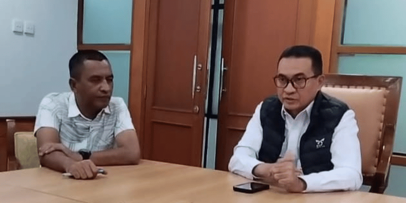 Camat Ampana Tete Asrin Soga saat bersama Dr. Mulyadin Malik, Kepala Badan Pengembangan dan Informasi Desa Kementerian Desa RI, di Jakarta pada Selasa (24/6)