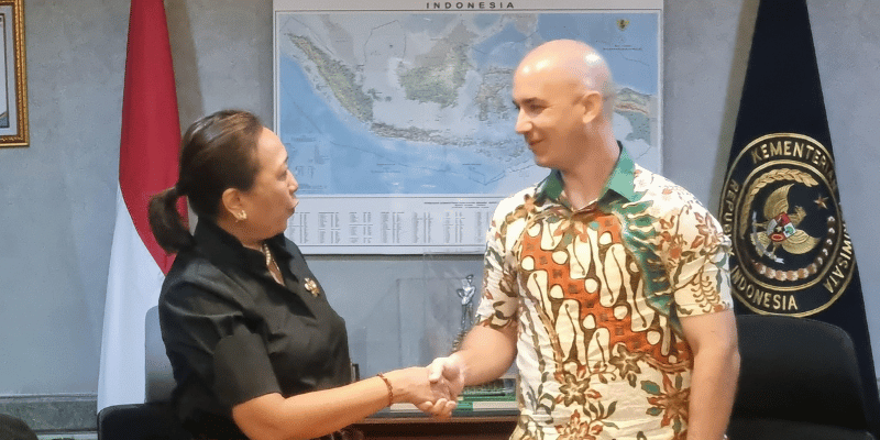 Direktur Reconnect Thomas Despin
saat melakukan Penandatanganan Memorandum of Understanding (MoU) dengan Deputi Bidang Pemasaran, Ibu Made Ayu Marthini