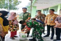 Dandim 1307/ Poso Letkol Arm. Edy Yulian Budiargo saat menyerahkan bantuan beras kepada warga di kantor Koramil 1307-05 Ampana, Kamis (24/7/2025)