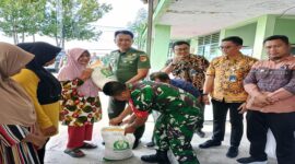 Dandim 1307/ Poso Letkol Arm. Edy Yulian Budiargo saat menyerahkan bantuan beras kepada warga di kantor Koramil 1307-05 Ampana, Kamis (24/7/2025)