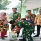 Dandim 1307/ Poso Letkol Arm. Edy Yulian Budiargo saat menyerahkan bantuan beras kepada warga di kantor Koramil 1307-05 Ampana, Kamis (24/7/2025)