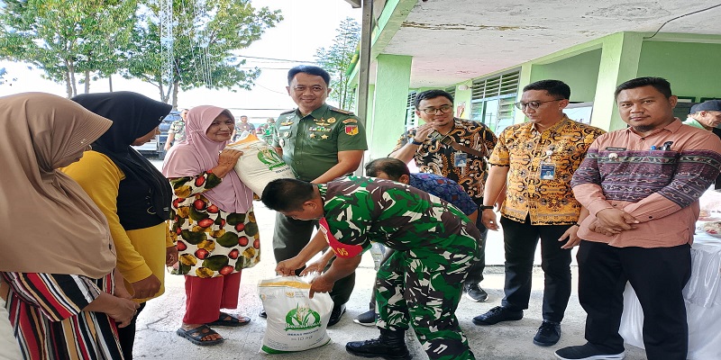 Dandim 1307/ Poso Letkol Arm. Edy Yulian Budiargo saat menyerahkan bantuan beras kepada warga di kantor Koramil 1307-05 Ampana, Kamis (24/7/2025)