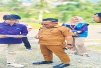
Kabid Perumahan Dinas PUPR Tojo Una-Una, Syuhri Abdul Kadir saat penentuan titik pemasangan tiang listrik bersama pihak PLN ULP Ampana, Selasa 29 Juli 2025.