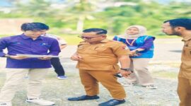 
Kabid Perumahan Dinas PUPR Tojo Una-Una, Syuhri Abdul Kadir saat penentuan titik pemasangan tiang listrik bersama pihak PLN ULP Ampana, Selasa 29 Juli 2025.
