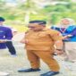 
Kabid Perumahan Dinas PUPR Tojo Una-Una, Syuhri Abdul Kadir saat penentuan titik pemasangan tiang listrik bersama pihak PLN ULP Ampana, Selasa 29 Juli 2025.
