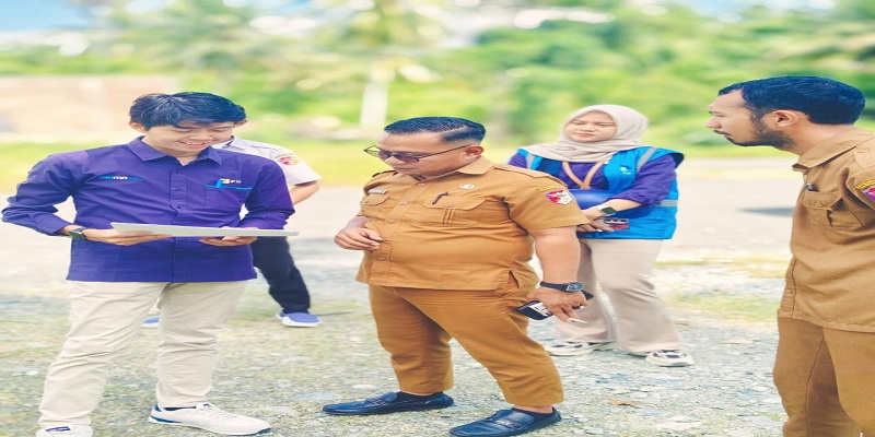 
Kabid Perumahan Dinas PUPR Tojo Una-Una, Syuhri Abdul Kadir saat penentuan titik pemasangan tiang listrik bersama pihak PLN ULP Ampana, Selasa 29 Juli 2025.