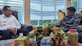 Ketum DPP PJS Mahmud Marhaba saat memberikan penjelasan rencana UKW Akbar Intim ke Gubernur Gorontalo, Gusnar Ismail, Rabu (23/07/2025) di ruang kerja Gubenur Gorontalo.
