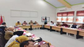 Pj Sekda Tojo Una-Una Alfian Matajeng saat menyampaikan materi dalam Rapat Koordinasi Pengembangan dan Pembinaan Kota/Kabupaten Tanggap Ancaman Narkoba tahun 2025 pada Selasa (8 Juli 2025).
