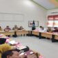 Pj Sekda Tojo Una-Una Alfian Matajeng saat menyampaikan materi dalam Rapat Koordinasi Pengembangan dan Pembinaan Kota/Kabupaten Tanggap Ancaman Narkoba tahun 2025 pada Selasa (8 Juli 2025).
