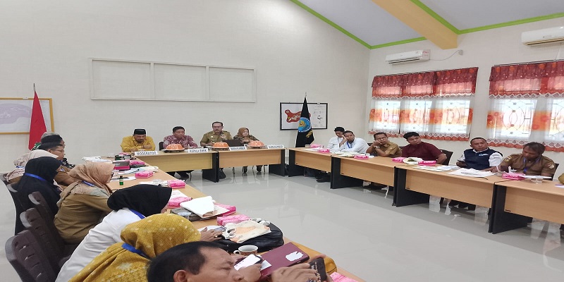 Pj Sekda Tojo Una-Una Alfian Matajeng saat menyampaikan materi dalam Rapat Koordinasi Pengembangan dan Pembinaan Kota/Kabupaten Tanggap Ancaman Narkoba tahun 2025 pada Selasa (8 Juli 2025).
