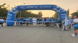 Ketua TP-PKK Tojo Una-Una, Ny. Hajar Lawidu melepas  peserta lomba lariNserentak di 126 kota di Indonesia melalui live streaming dari Bandung di Taman Jembatan  Hayal Ampana, Minggu (20/7/ 2025).