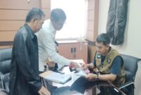 Ketum DPP PJS, Mahmud Marhaba didampingi Ketua Divisi Humas DPP PJS, M. Yasir saat menyerahkan dokumen pendaftar calon konstituen Dewan Pers kepada Ketua Komisi Penelitian, Pendataan dan Ratifikasi Dewan Pers, Yogi Hadi Ismanto, Selasa (29/07/2025) di kantor Dewan Pers.